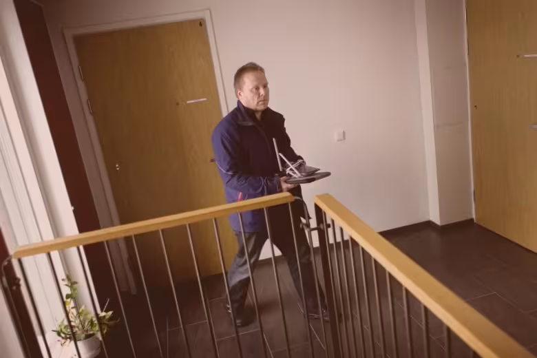 Man i trappuppgång